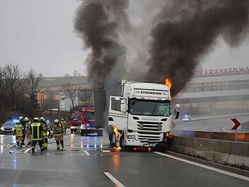 Auf der A9 in Oberfranken ist ein Lkw in Brand geraten. Foto: NEWS5 / Fricke
