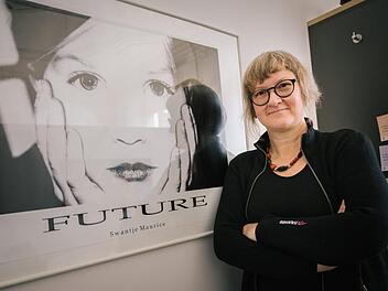 Um zu erklären, was sie jeden Tag aufs Neue motiviert, muss Katja Grahmann nur auf das Bild in ihrem Büro im Landratsamt deuten: Jugendlichen den Weg in eine positive Zukunft aufzuzeigen und zu ermöglichen. Foto: Marian Hamacher