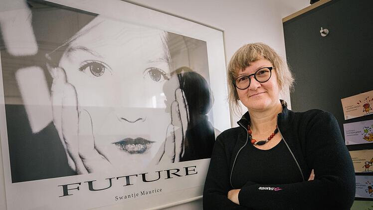 Um zu erklären, was sie jeden Tag aufs Neue motiviert, muss Katja Grahmann nur auf das Bild in ihrem Büro im Landratsamt deuten: Jugendlichen den Weg in eine positive Zukunft aufzuzeigen und zu ermöglichen. Foto: Marian Hamacher