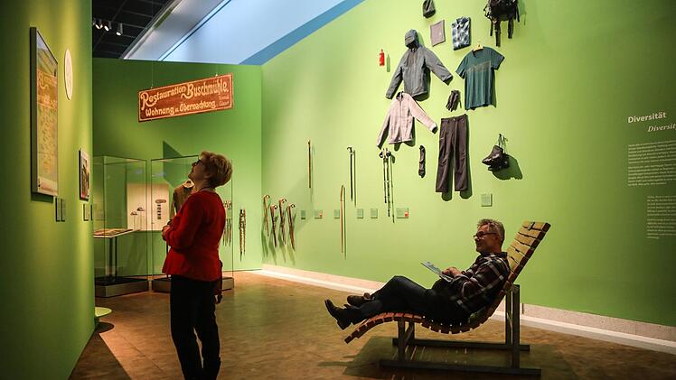 Margit Benecke und Rolf Bröder in der Ausstellung "Wanderland". Foto: B. Herbst