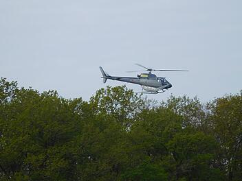 Ein Hubschrauber kreiste über Rüsselbacher Flur und versprühte ein Insektizid, um die Raupen des Schwammspinners zu vernichten.Malbrich