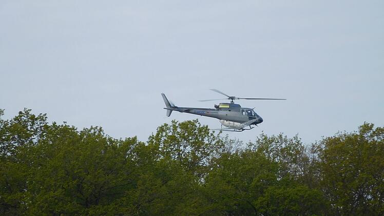 Ein Hubschrauber kreiste über Rüsselbacher Flur und versprühte ein Insektizid, um die Raupen des Schwammspinners zu vernichten.Malbrich