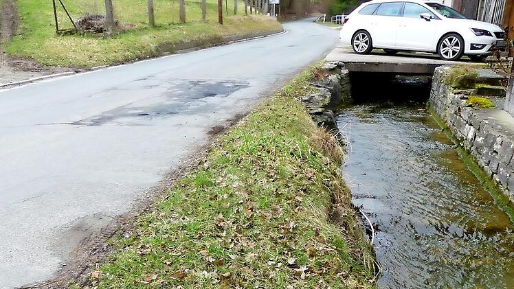 In Feuln steht die Ufermauer des Baches zum Teil sehr eng an der Gemeindestraße. Es soll geprüft werden, ob eine Betonmauer hier die Situation verbessert.