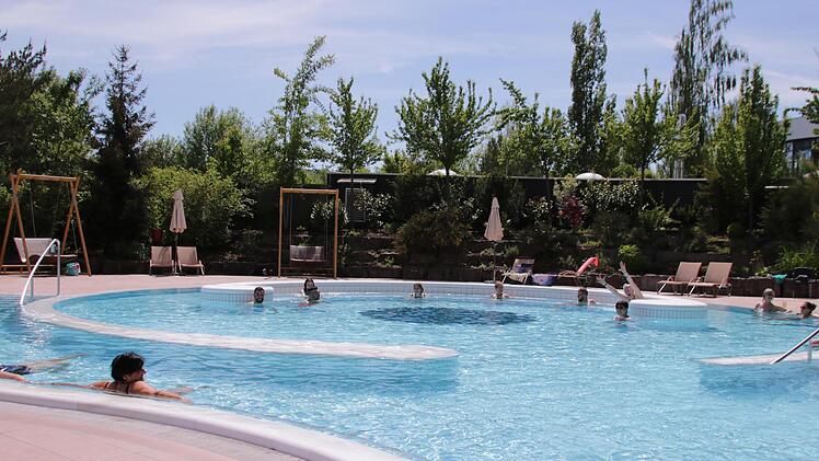 Das Personal des Kisssalis beim "Anbaden" einen Tag vor der Öffnung.
