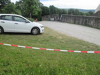 Das Wiesengrundstück gegenüber der Friedhofsmauer wandelt die Gemeinde in einen offiziellen Parkplatz für fünf Fahrzeuge um.