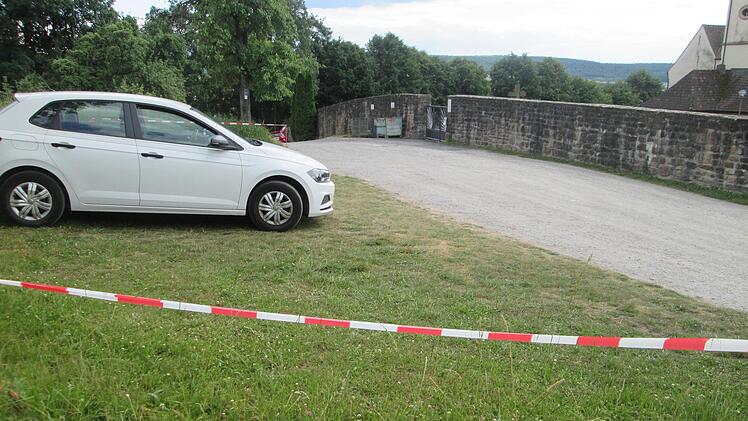 Das Wiesengrundstück gegenüber der Friedhofsmauer wandelt die Gemeinde in einen offiziellen Parkplatz für fünf Fahrzeuge um.