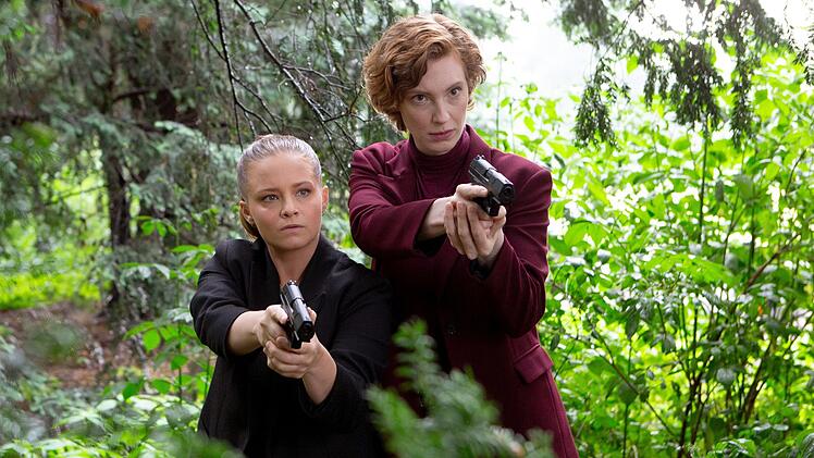 Ein Fall im Grünen: Die Bremer Ermittlerinnen Liv Moormann (Jasna Fritzi Bauer) und Linda Selb (Luise Wolfram, rechts) zieht es in den Wald. Ihr "Tatort: Angst im Dunkeln" von 2024 erzählt von einem aus dem Ruder gelaufenen Survival-Trip dreier Freundinnen.
