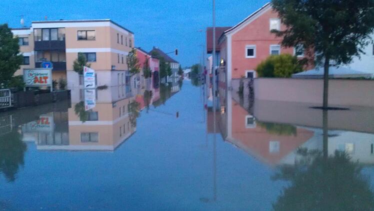 Eine riesige Wasserlandschaft haben die Kulmbacher Helfer in Deggendorf vorgefunden. Fotos: Christian Diersch