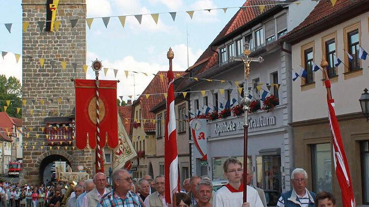 In einer langen Prozession ging es über den Marktplatz bis zum Grauturm und zurück.