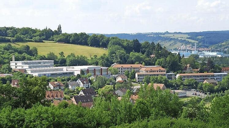 In ihr Schulzentrum hat die Stadt Eltmann in den letzten Jahren viel investiert. Doch als Schulstandort habe sie einen Standortvorteil, erklärte Bürgermeister Michael Ziegler bei der Bürgerversammlung. Unser Bild zeigt die Gebäude der verschiedenen Schulen.  Foto: Sabine Weinbeer/Archiv
