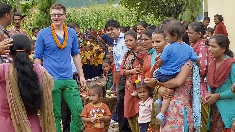 Tief beeindruckt war Andreas Stalla von dem herzlichen Empfang in Malekhu. Die Menschen hier lieben die Kulmbacher, die mit ihren Projekten in den vergangenen elf Jahren dem ganzen Dorf ein besseres Leben geschenkt haben. Foto: Sonja Promeuschel