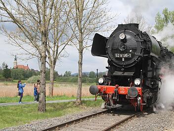 Dampflok mit Michaelskirche (links im Hintergrund). Unzählige Schaulustige entlang der Strecke nutzten die Nostalgiefahrt für Foto- und Videoaufnahmen. Fotos: Sonja Adam