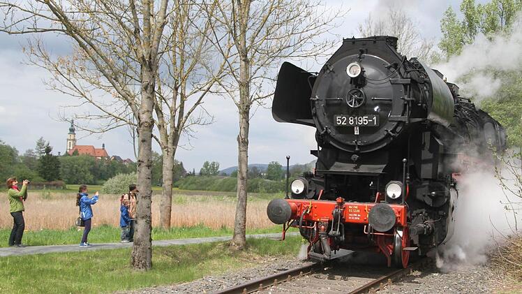 Dampflok mit Michaelskirche (links im Hintergrund). Unzählige Schaulustige entlang der Strecke nutzten die Nostalgiefahrt für Foto- und Videoaufnahmen. Fotos: Sonja Adam