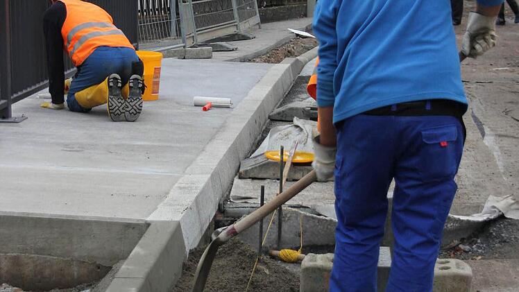 Randsteinplatten an der Brücke in Hummendorf werden gesetzt. Foto: Friedwald Schedel