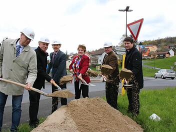 Schwungvoll: Bindrum-Geschäftsführer Klaus Hayer (von links), Stadtwerke-Chef Günter Schneider, Holger Bothe, Leiter des Staatlichen Bauamtes, Bürgermeisterin Brigitte Meyerdierks, Staatssekretär Gerhard Eck und Landtagsabgeordneter Sandro Kirchner beim symbolischen Spatenstich. Foto: Ralf Ruppert