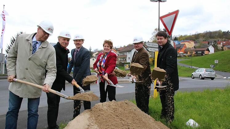 Schwungvoll: Bindrum-Geschäftsführer Klaus Hayer (von links), Stadtwerke-Chef Günter Schneider, Holger Bothe, Leiter des Staatlichen Bauamtes, Bürgermeisterin Brigitte Meyerdierks, Staatssekretär Gerhard Eck und Landtagsabgeordneter Sandro Kirchner beim symbolischen Spatenstich. Foto: Ralf Ruppert
