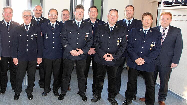 Verdiente Feuerwehrmänner aus Poppenlauer und Weichtungen wurden für 40- oder 25jährige Dienstzeit geehrt. Links Kreisbrandrat Benno Metz und der stellvertretende Landrat Emil Müller, rechts Bürgermeister Matthias Klement.  Foto: Dieter Britz
