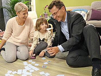 Auf ein Spiel mit dem Präsidenten: Etwas schüchtern, aber auch voller Neugierde sucht Nele gemeinsam mit Mama Simone und dem Präsidenten des Lions-Club Aischgrund, Markus Steinbrenner, die passenden Memory-Teile heraus.  Foto: Larissa Händel
