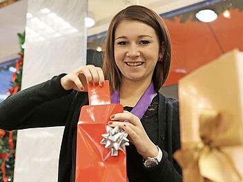 Noch vor wenigen Tagen hatten die Verkäuferinnen mit dem Einpacken von Weihnachtsgeschenken zu tun - und die scheinen größtenteils angekommen zu sein. Denn es wird längst nicht mehr so viel umgetauscht wie in der Vergangenheit.  Foto: Archiv Andreas Oswald
