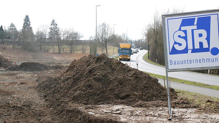 Hier ist künftig Schluss: Die Thedor-Heuß-Allee wird gekappt, und der Verkehr führt links um den Friedhof herum. Foto: Stephan Tiroch