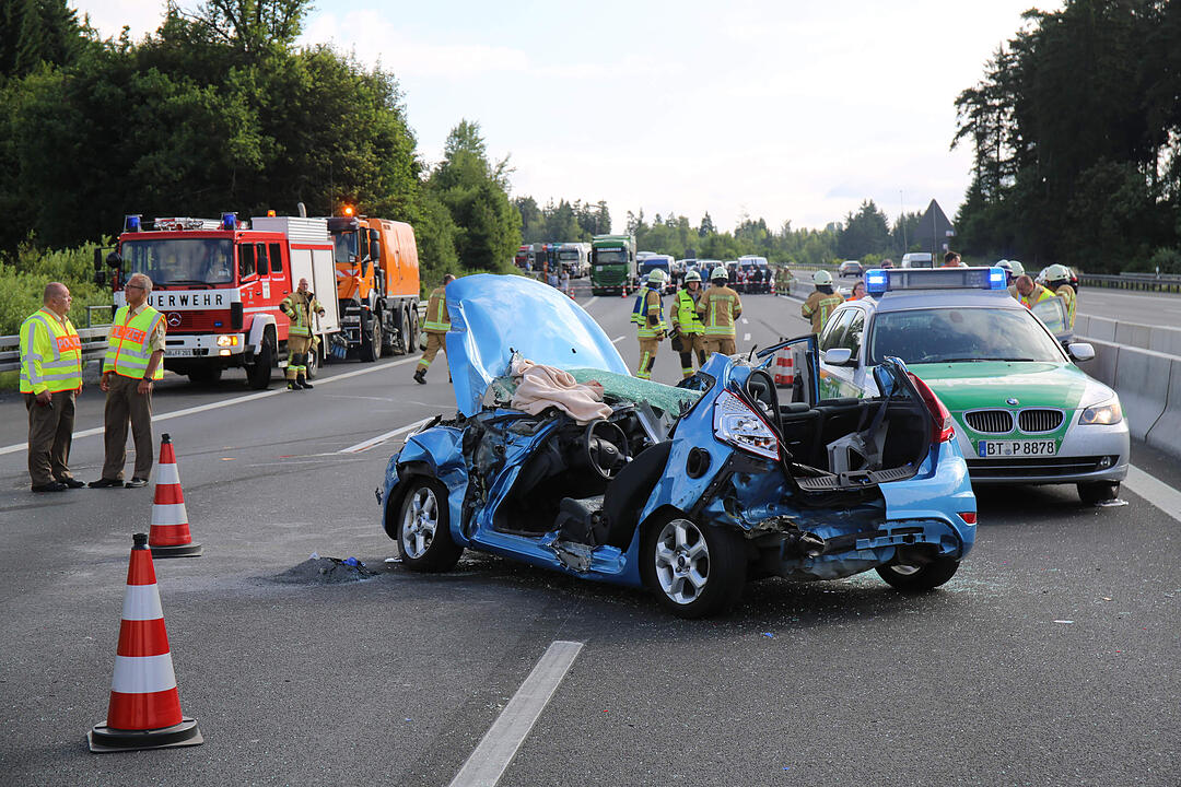 A9 im Kreis Bayreuth: Auto wird unter Lkw geschoben