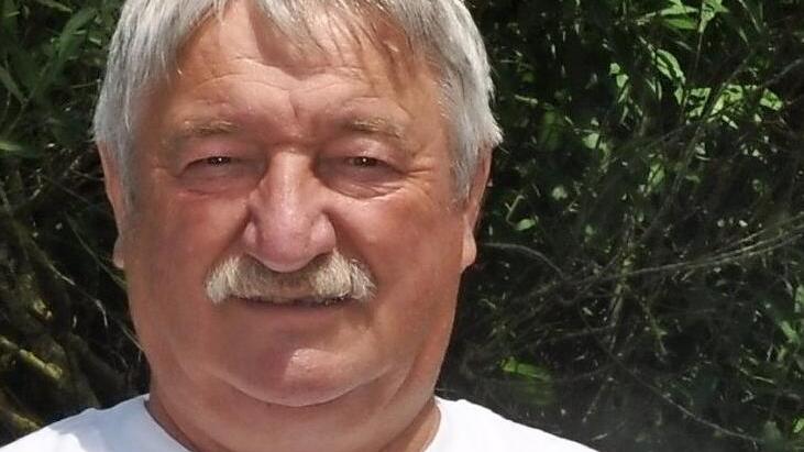 Heinz Hofmann wurde Dritter bei der deutschen Skatmeisterschaft und durfte einen stattlichen Pokal mit nach Hause nehmen.  Foto: privat