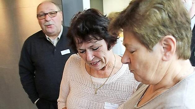 Mit der Bedienung von Smartphone und Co. hadern noch einige der Teilnehmer.  Foto: Anke Hempfling