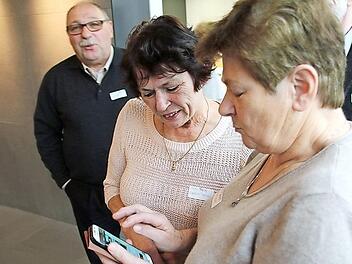 Mit der Bedienung von Smartphone und Co. hadern noch einige der Teilnehmer.  Foto: Anke Hempfling