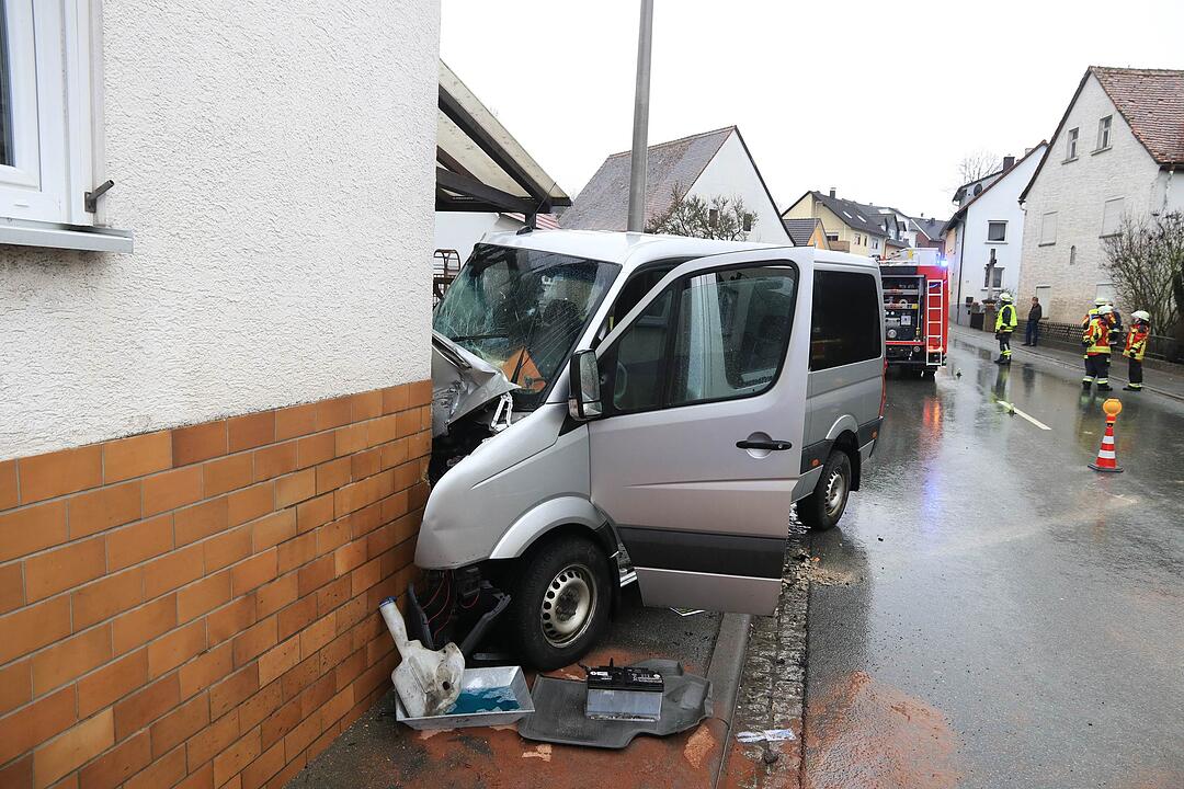 Schwerer Unfall im Kreis Forchheim: Kleintransporter reißt Hausecke ab