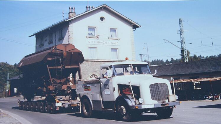 Ein Culemeyer-Transport rollt vom Bahnhof Steinbach am Wald aus auf die Reise durch den Frankenwald. Das Ziel der Fracht: Die Industriebetriebe im Tettauer Winkel. Foto: privat