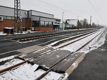 Wer zum Zug nach Bamberg auf Gleis 3 (rechts) will, muss in Oberhaid zwei Gleise überqueren. Foto: Ronald Rinklef