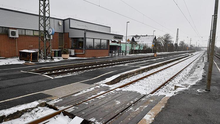 Wer zum Zug nach Bamberg auf Gleis 3 (rechts) will, muss in Oberhaid zwei Gleise überqueren. Foto: Ronald Rinklef