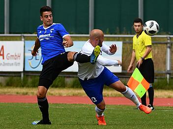Nuyan Karsak (links, Foto aus dem Spiel gegen Quelle Fürth) flog in Großschwarzenlohe schon vor der Halbzeitpause vom Platz. Archivfoto: Sportfoto Zink