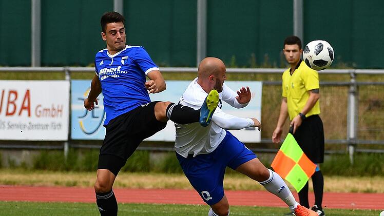 Nuyan Karsak (links, Foto aus dem Spiel gegen Quelle Fürth) flog in Großschwarzenlohe schon vor der Halbzeitpause vom Platz. Archivfoto: Sportfoto Zink