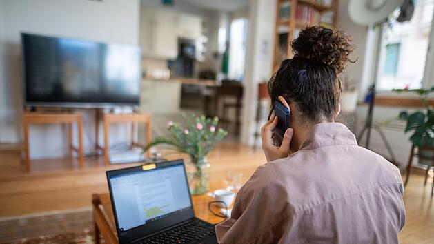 Wegen der Corona-Pandemie finden immer  Telefon- und Videokonferenzen im Homeoffice statt. Foto: Sebastian Gollnow / dpa