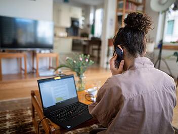 Wegen der Corona-Pandemie finden immer  Telefon- und Videokonferenzen im Homeoffice statt. Foto: Sebastian Gollnow / dpa