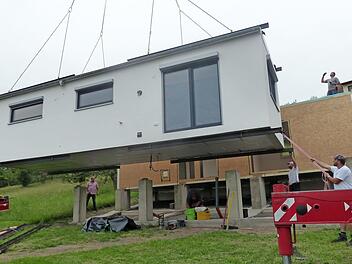 Ein Modul (im Hintergrund) steht, das zweite Modul wird auf die Betonstelen gesetzt. Und (fast) fertig ist dann das ganze Haus.  Fotos: Klaus Schmitt