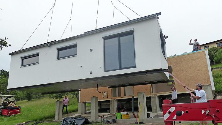 Ein Modul (im Hintergrund) steht, das zweite Modul wird auf die Betonstelen gesetzt. Und (fast) fertig ist dann das ganze Haus.  Fotos: Klaus Schmitt