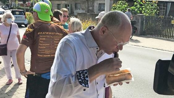 Schirmherr Martin Rassau war von der Wurst überzeugt und ist sich sicher, dass dieser Tag wiederholt werden muss.