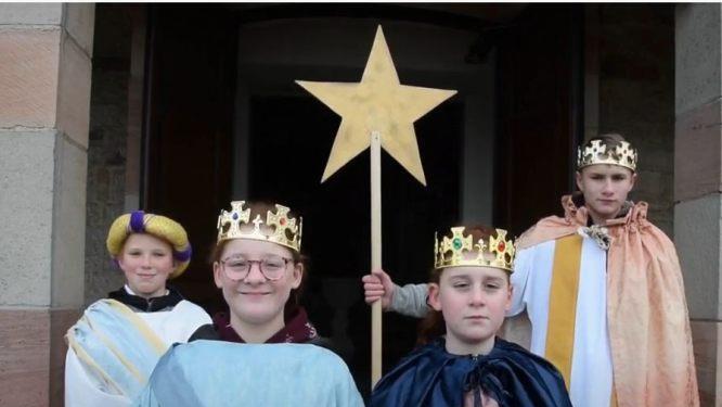 Die Sternsingergruppe aus Schondra wünscht in diesem Jahre digital ein gesegnetes Neues Jahr.  Foto: Screenshot PG-Oberleichtersbach-Schondra