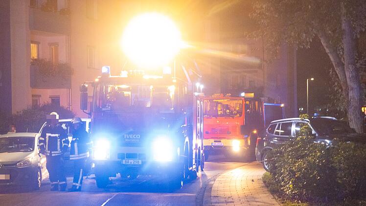 Kellerbrand in Wohnhaus: Bewohner m&uuml;ssen &uuml;ber Balkone gerettet werden