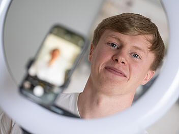 Liam Carpenter  - nimmt deutsche Sitten in den Sozialen Medien aufs Korn