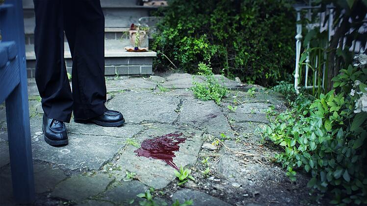 Blutspuren auf der Terrasse, im Garten und im Auto deuten daraufhin, dass Karsten M. nicht mehr am Leben ist. Seine Leiche wurde bis heute nicht gefunden.