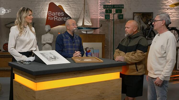 Patrick (rechts) und Rico (Zweiter von rechts) brachten das Baselitz-Bild zu Bianca Berding und Horst Lichter.