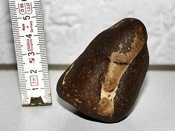 Dieser Fund aus dem Jahr 1972, zwischen Brünn und Bramberg gemacht, hält Bernhard Herrmann aus Untersteinach für ein mögliches Meteoriten-Überbleibsel. Experten hegen aber Zweifel.pr