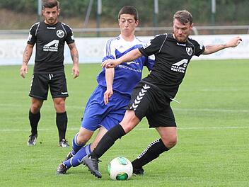 Im Mittelfeld eine feste Größe: Gerald Kalb (blau) spielte in den bisherigen beiden Bayernligaspielen zweimal über 90 Minuten. Fotos: Heinrich Weiß