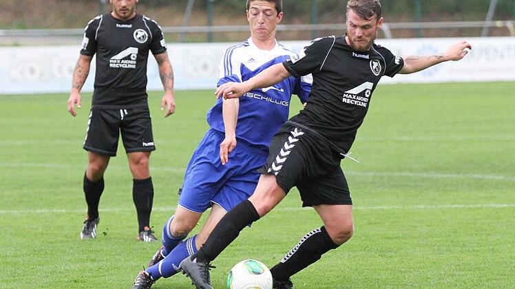 Im Mittelfeld eine feste Größe: Gerald Kalb (blau) spielte in den bisherigen beiden Bayernligaspielen zweimal über 90 Minuten. Fotos: Heinrich Weiß