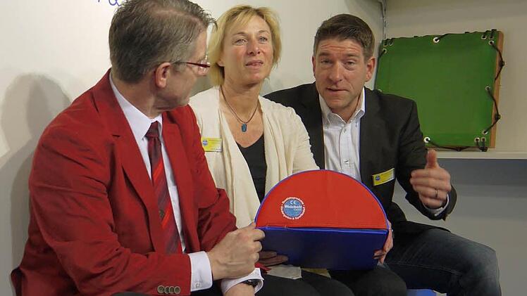 Im Gespräch bei der Firma Weichelt (von links): Michael Busch, Astrid Weichelt und Michael Weichelt. Foto: Berthold Köhler