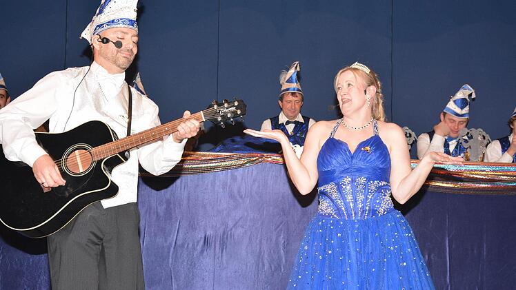 Das Prinzenpaar Kristina und Uli Bernstein traten als Gesangsduo auf.
