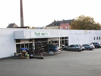 Der Gebrauchtwarenhof "Pack mer's" wird wohl weichen. Der Kreisausschuss wird am Freitag darüber entscheiden, ob das Gelände in der Bayreuther Straße mit einem Hotel bebaut wird.  Foto: Josef Hofbauer